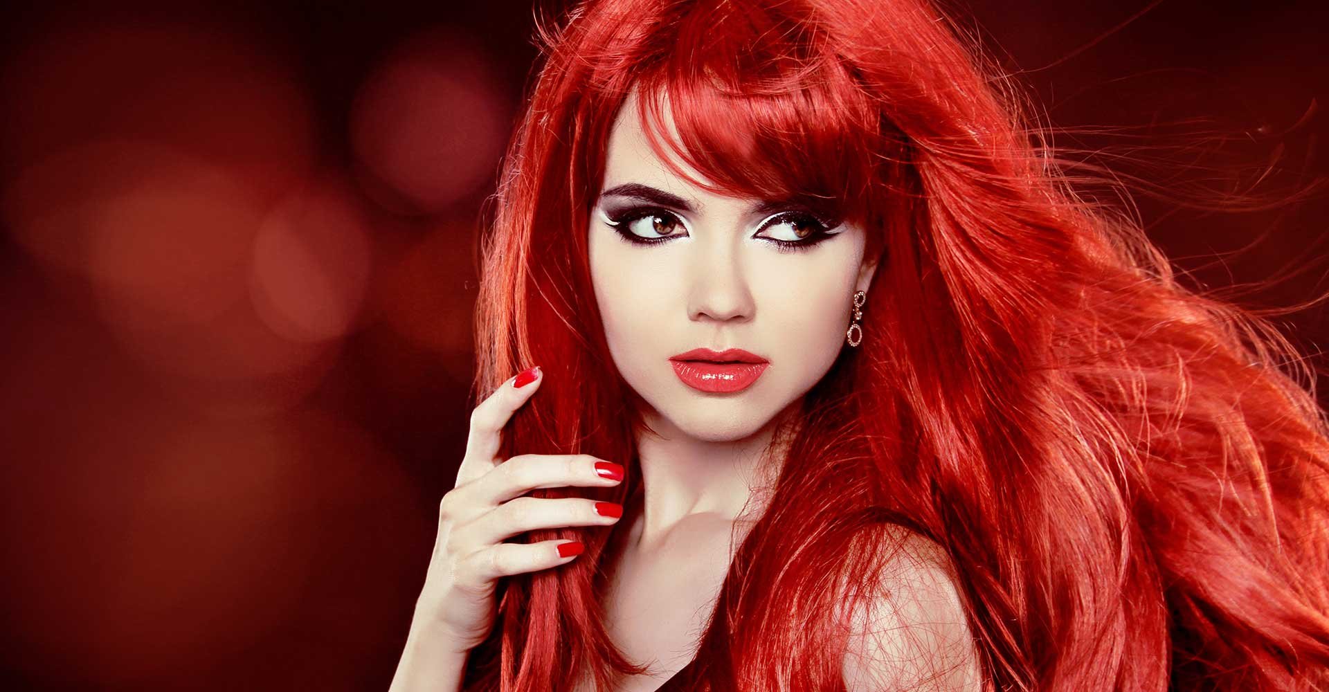 Modelo Com Cabelo Liso E Vermelho Intenso